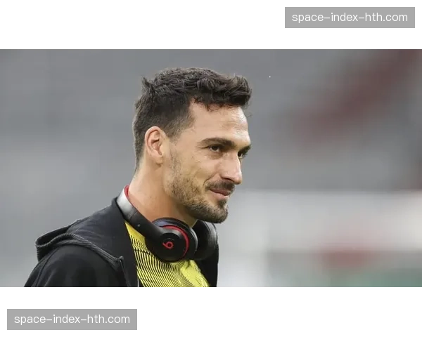 特写：老将胡梅尔斯在训练中指导年轻中卫如何进行区域协防